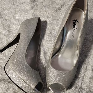 Fioni Nights sz 7 peep toe stilettos